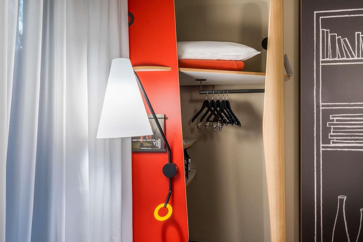 Caja de seguridad en la habitación, escritorio y cortinas blackout