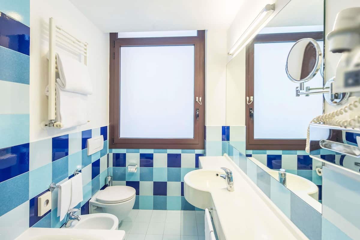 Classic Twin Room | Bathroom | Eco-friendly toiletries, hair dryer, bidet, towels