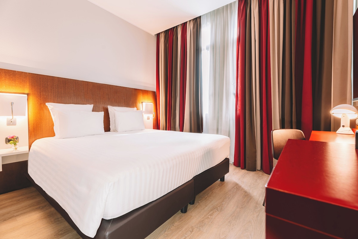 Kamar Double Klasik | Seprai antialergi, minibar, brankas, dan meja kerja