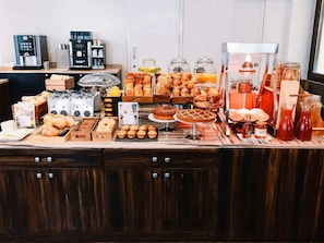 Sarapan lengkap setiap hari (EUR 18 per orang)