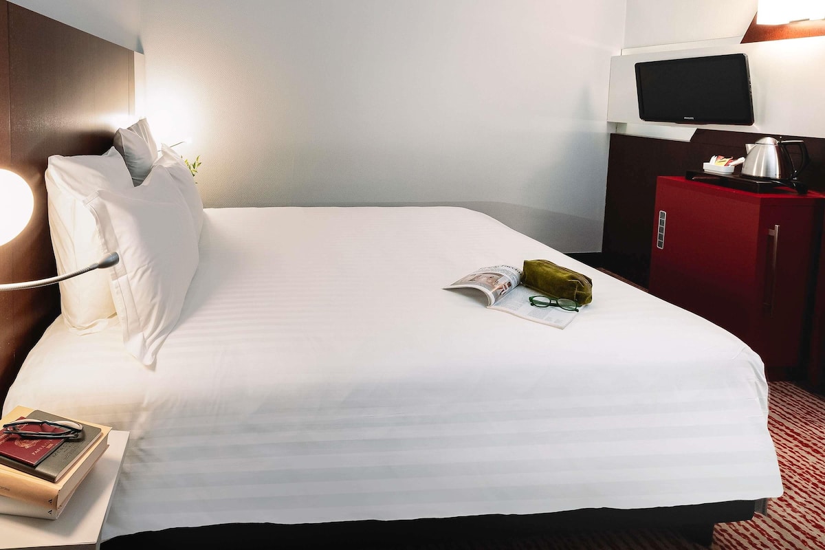 Klassieke tweepersoonskamer | Hypoallergeen beddengoed, een minibar, een kluis op de kamer, een bureau