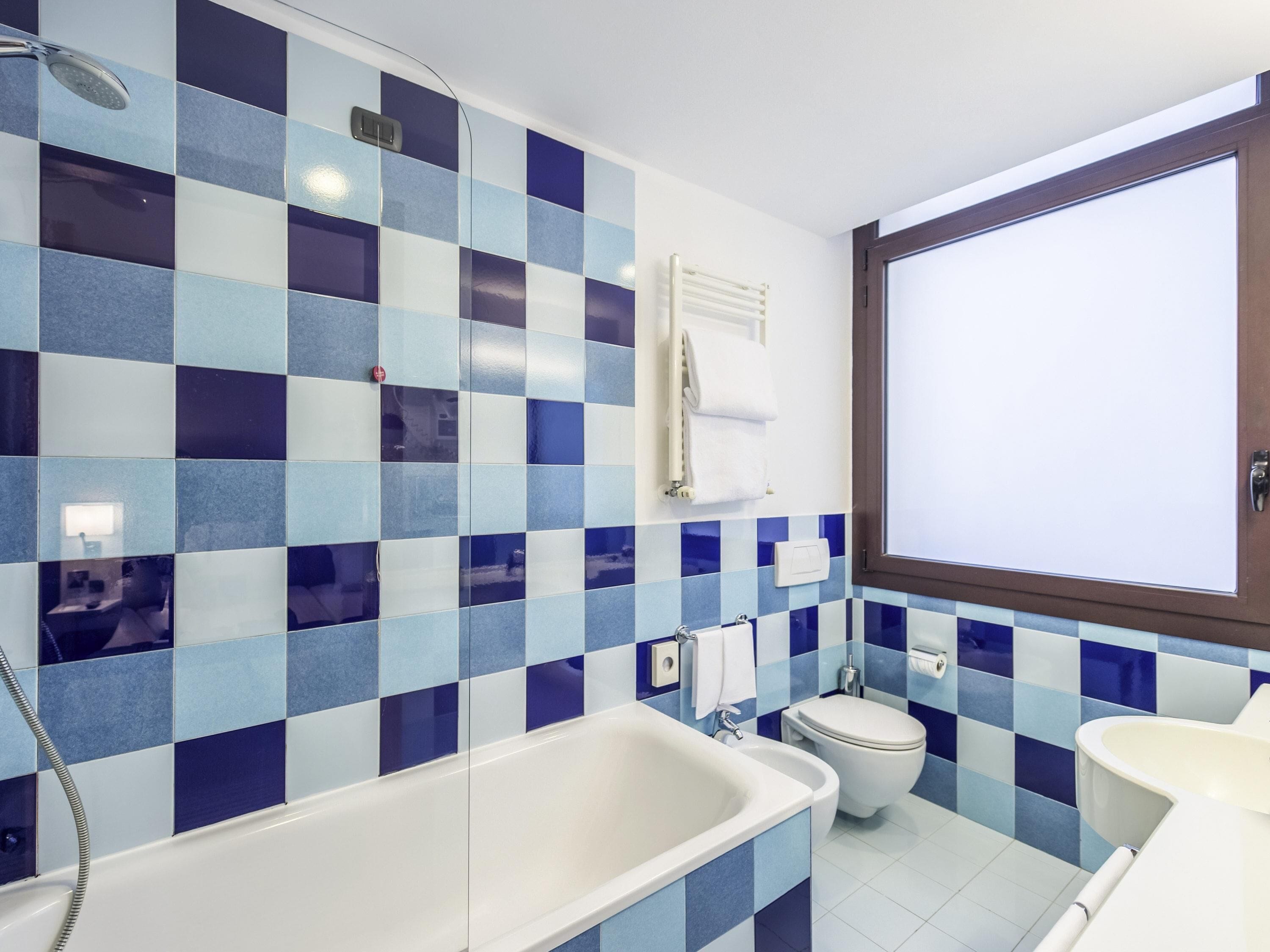 Hypoallergeen beddengoed, een minibar, een kluis op de kamer, een bureau