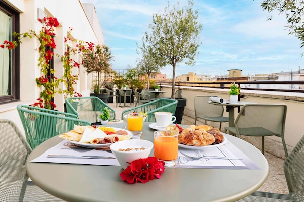 Daily full breakfast (EUR 18 per person)