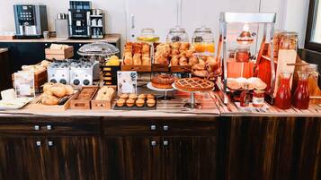 Petit déjeuner complet servi tous les jours en supplément