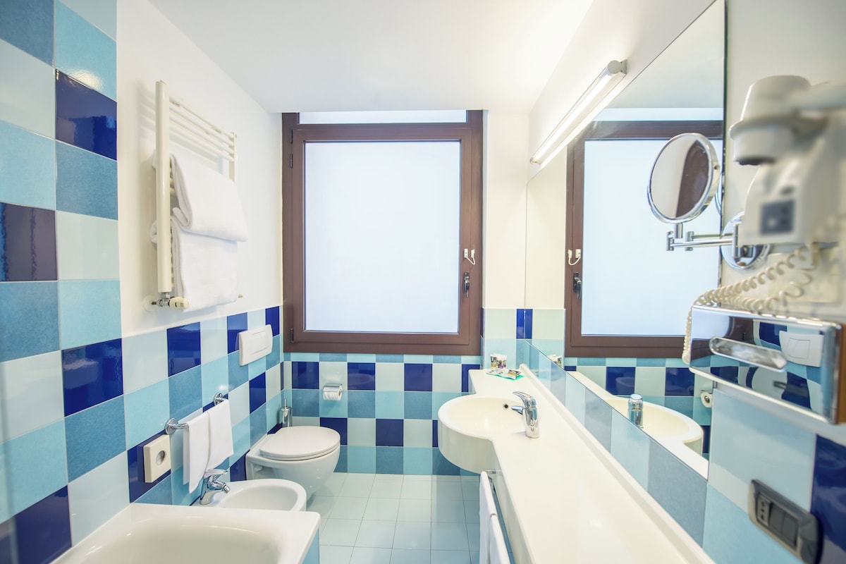 Kamar Superior (1 Double bed with Chair bed) | Kamar mandi | Perlengkapan kamar mandi ramah lingkungan, pengering rambut,  dan kloset