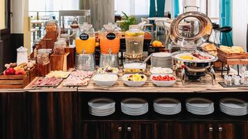 Colazione completa, servita tutte le mattine (18 EUR a persona)