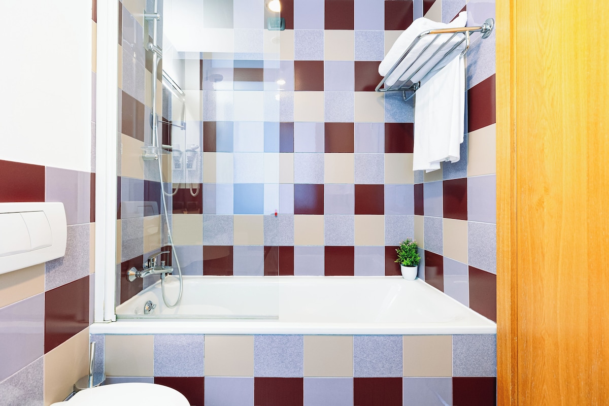 Kamar Twin Klasik | Seprai antialergi, minibar, brankas, dan meja kerja