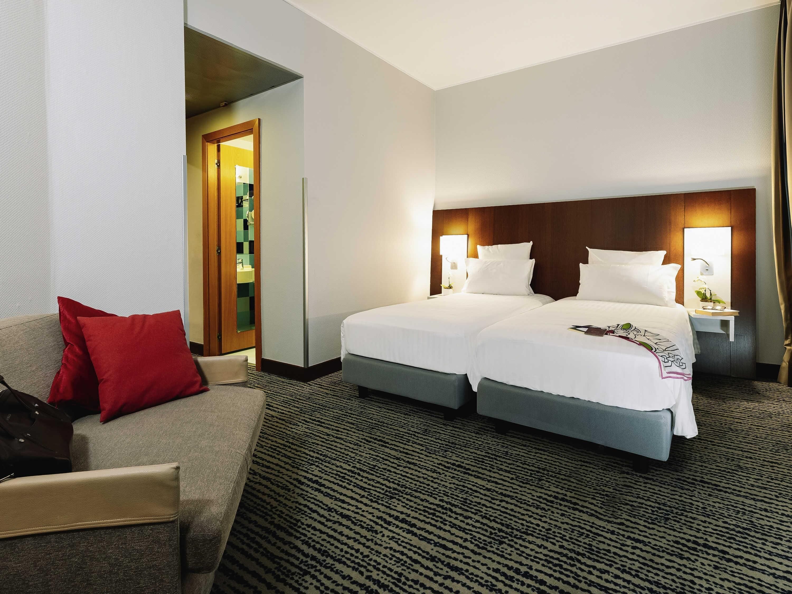 ملاءات للفراش لا تسبب الحساسية وميني بار وخزنة داخل الغرفة ومكتب