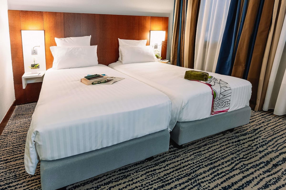 Hypo-allergenic bedding, minibar, in-room safe, desk