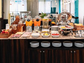 Daily full breakfast (EUR 18 per person)