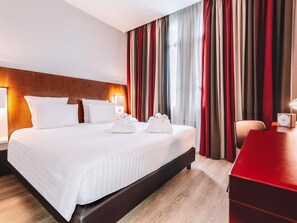 Bộ đồ giường kháng dị ứng, minibar, két bảo mật tại phòng, bàn 