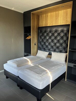 Appartement Confort | Literie hypoallergénique, décor unique, ameublement unique, bureau