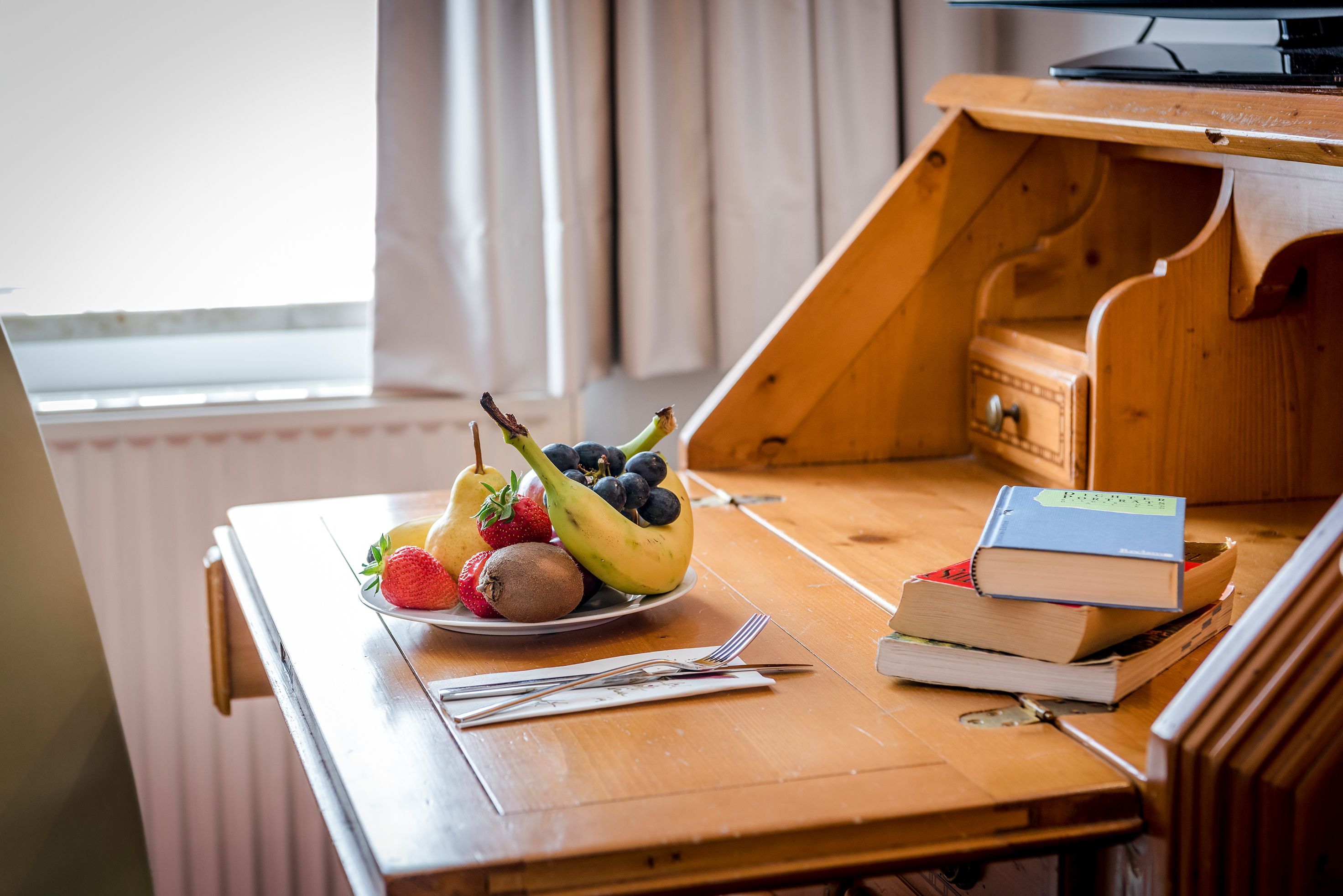 single room, 1 queen bed | room amenity