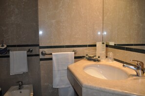 Kostenlose Toilettenartikel, Haartrockner, Bidet, Handtücher