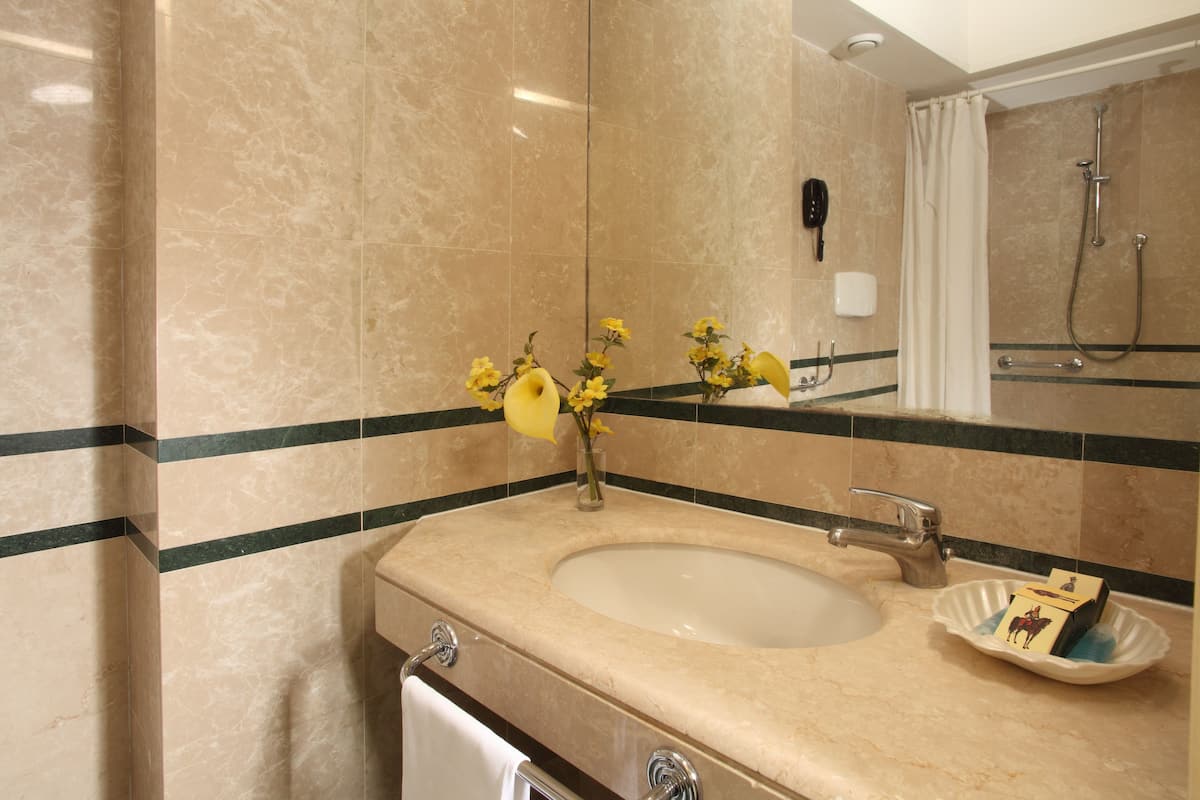 Set di cortesia gratuito, asciugacapelli, bidet, asciugamani