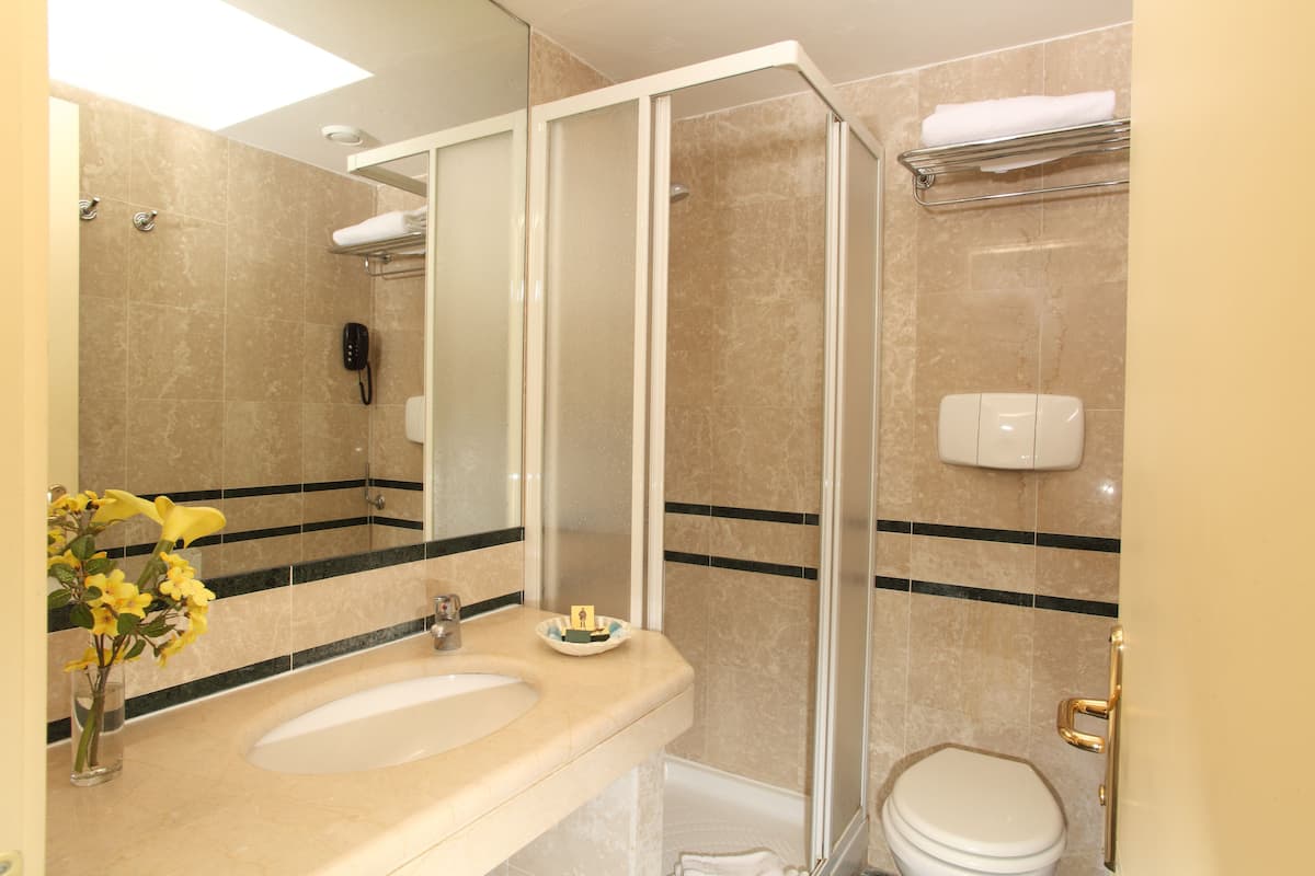 Set di cortesia gratuito, asciugacapelli, bidet, asciugamani