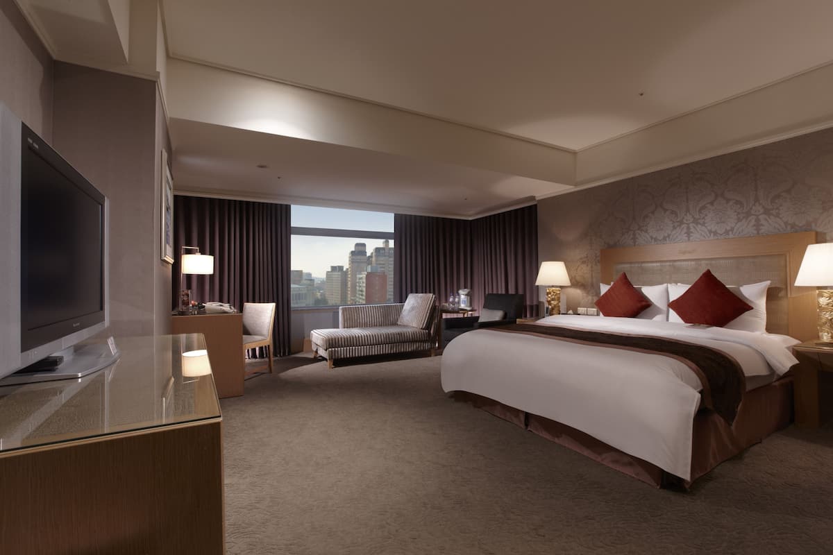 Superior Room, 1 King Bed, Corner | In-room safe, desk, blackout drapes, free WiFi