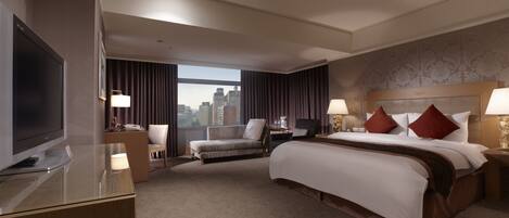 Superior Room, 1 King Bed, Corner | In-room safe, desk, blackout drapes, free WiFi