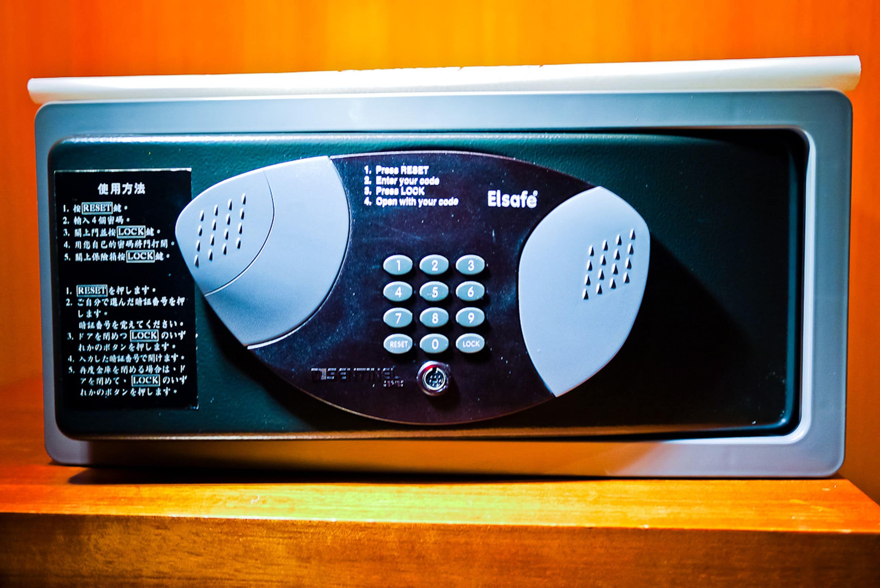 A security keypad with instructions in a foreign language, a lock mechanism, and a brand name.