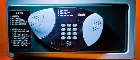 A security keypad with instructions in a foreign language, a lock mechanism, and a brand name.