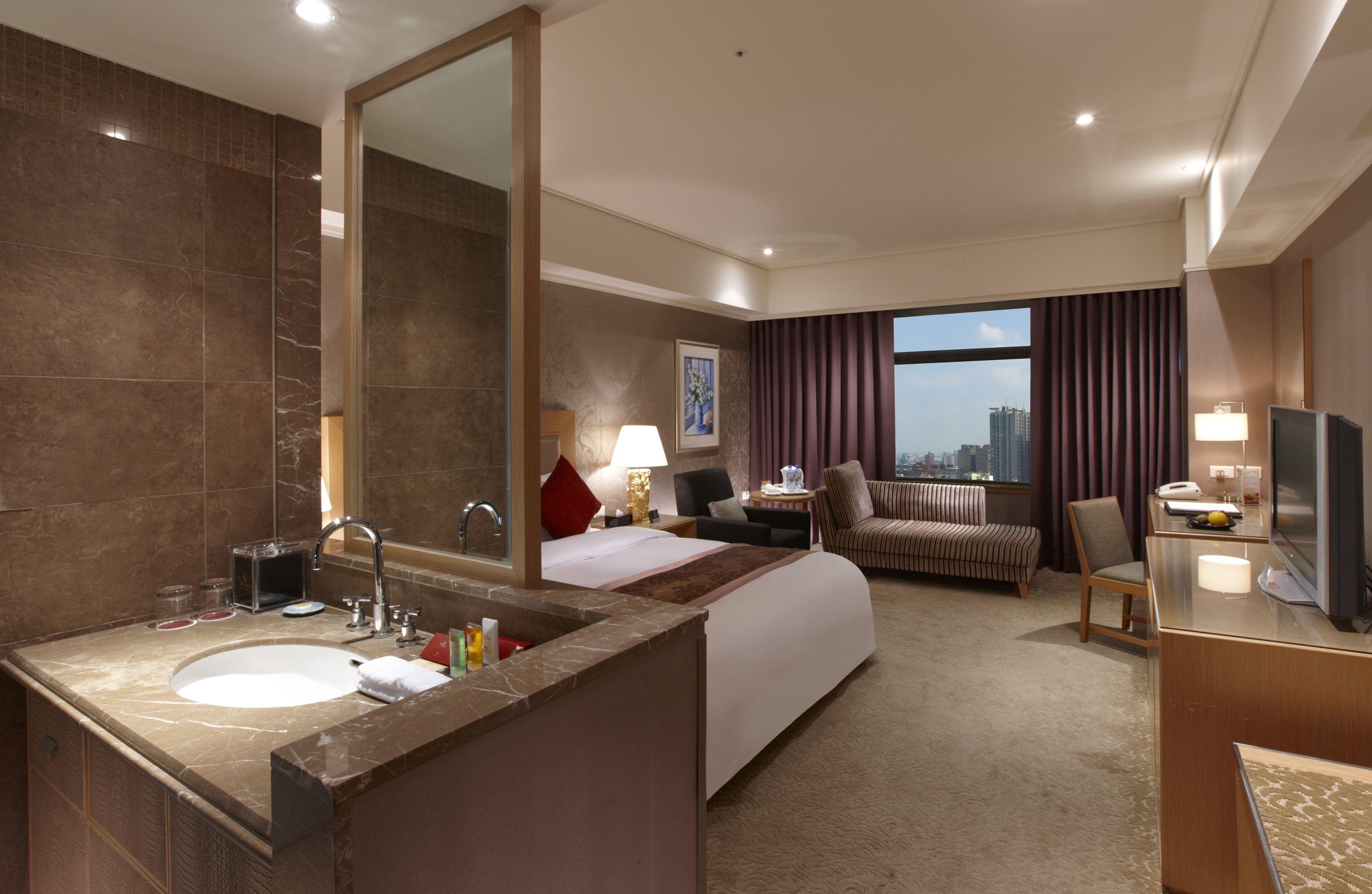 Deluxe Room, 1 Queen Bed | In-room safe, desk, blackout drapes, free WiFi