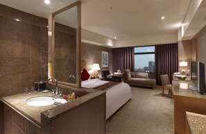 Deluxe Room, 1 Queen Bed | In-room safe, desk, blackout drapes, free WiFi