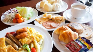 Daily full breakfast (TWD 658 per person)