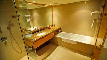 Une salle de bain moderne avec une douche à parois de verre, un meuble-lavabo à deux vasques et une baignoire sur pieds.