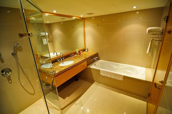 A modern bathroom with a glass-enclosed shower, a double sink vanity, and a standalone bathtub. - Hotel Kuva Chateau (Taoyuan City)