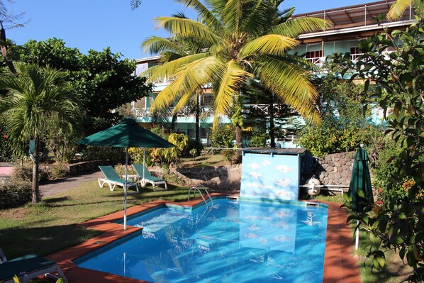 Una piscina al aire libre