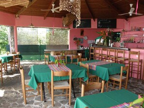 Se sirven desayunos, almuerzos y cenas; con vista al mar