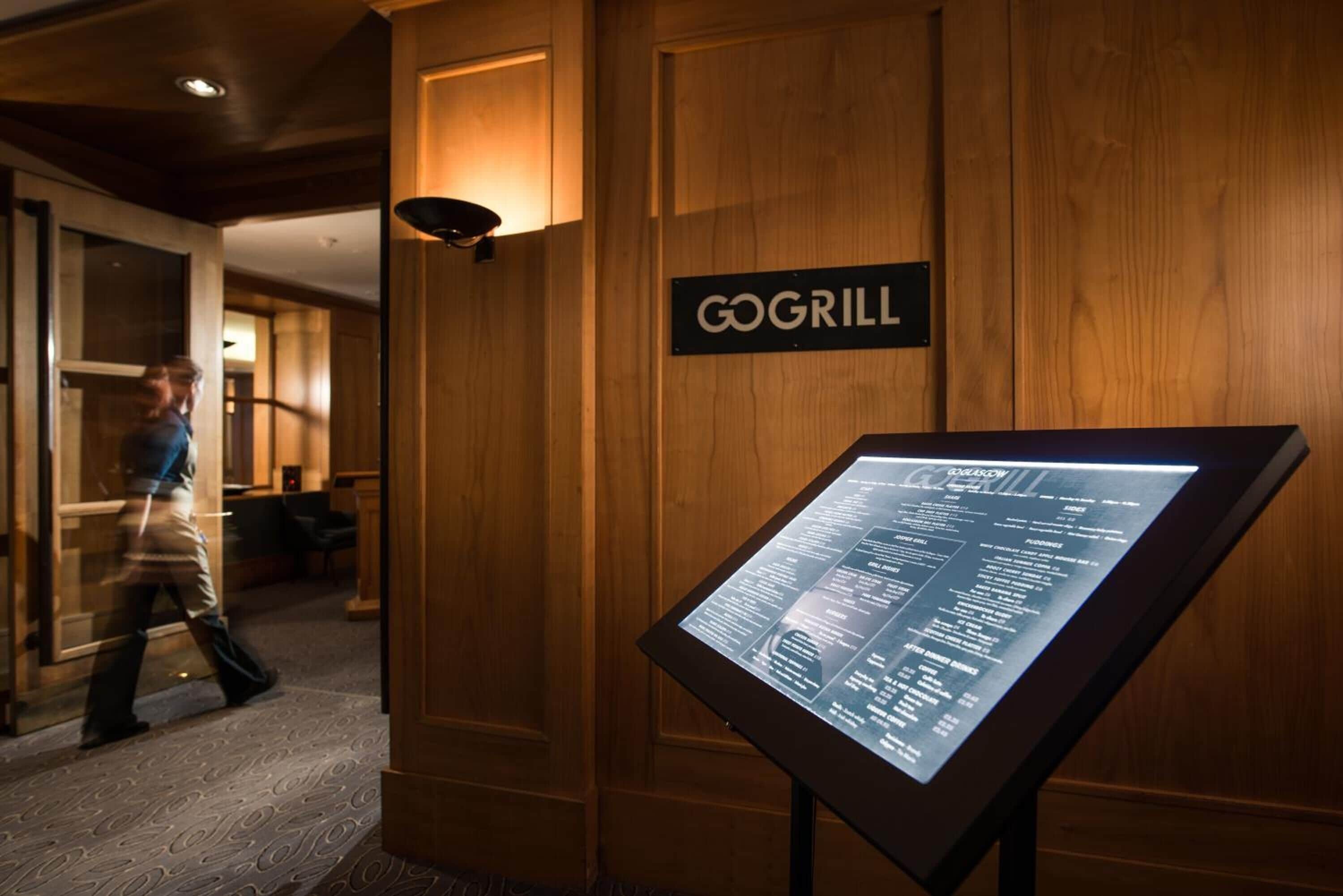 Se sirven desayunos, comidas, cenas y cocina local e internacional 