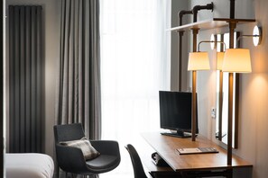 Caja fuerte, escritorio, cortinas opacas y tabla de planchar con plancha