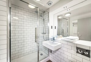 Shower, free toiletries, hair dryer, towels - Glasgow West Hotel by Compass Hospitality (Glasgow)