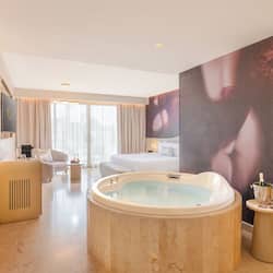 Minibar, in-room safe, individually decorated, individually furnished