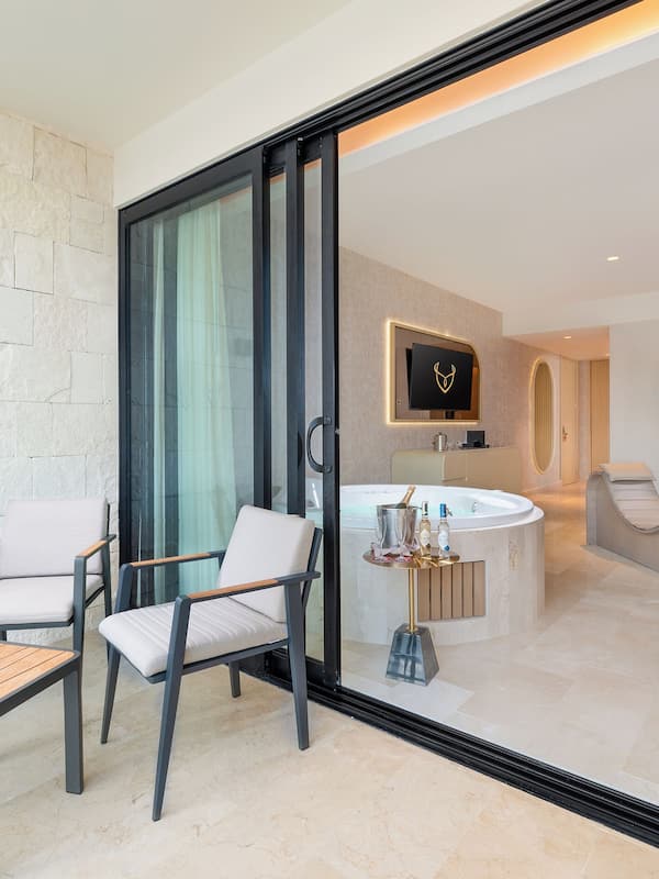 Minibar, in-room safe, individually decorated, individually furnished