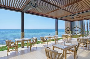 6 restaurants, serveren ontbijt