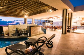 6 Bars/Lounges, Bar im Pool, Poolbar