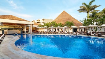 Outdoor pool, sun loungers