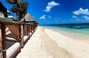 Plage, sable blanc, parasols, serviettes de plage
