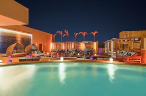 Outdoor pool, sun loungers
