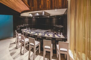 6 restaurants, breakfast served