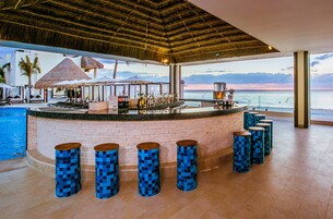 Bar junto a la piscina