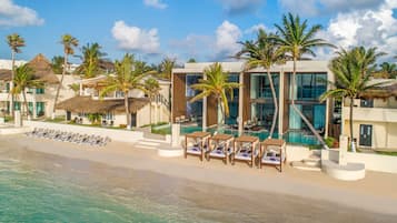 Plage, sable blanc, parasols, serviettes de plage