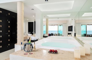 Een minibar, een kluis op de kamer, individueel gedecoreerd