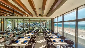 6 restaurants; breakfast, lunch, and dinner served