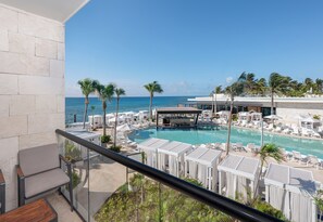 Seductive Pool View Jacuzzi Suite - The Eden Section | Vue de la chambre