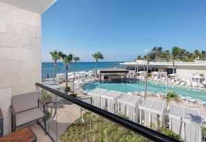 Seductive Pool View Jacuzzi Suite - The Eden Section | Vue de la chambre