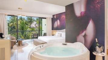 Beloved Tropical View Jacuzzi Suite - The Eden Section | Vistas desde la habitación