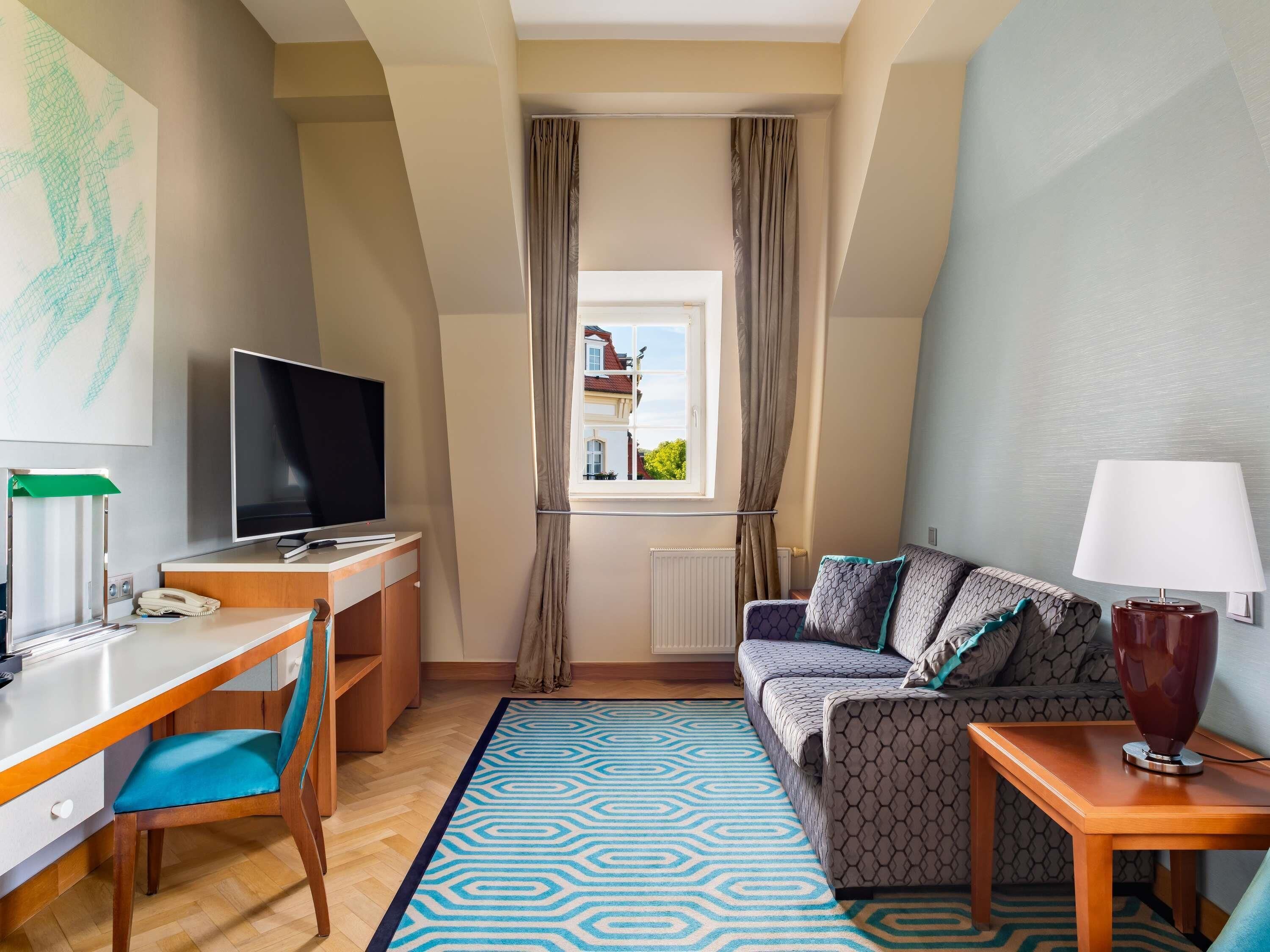 Suite, 1 queensize-seng | Sengetøy av topp kvalitet, minibar, safe på rommet og skrivebord